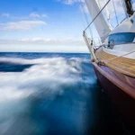 Velero con cubierta de teca sintética: cómo hibernar el barco y proteger la cubierta