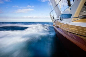 Velero con cubierta de teca sintética: cómo hibernar el barco y proteger la cubierta